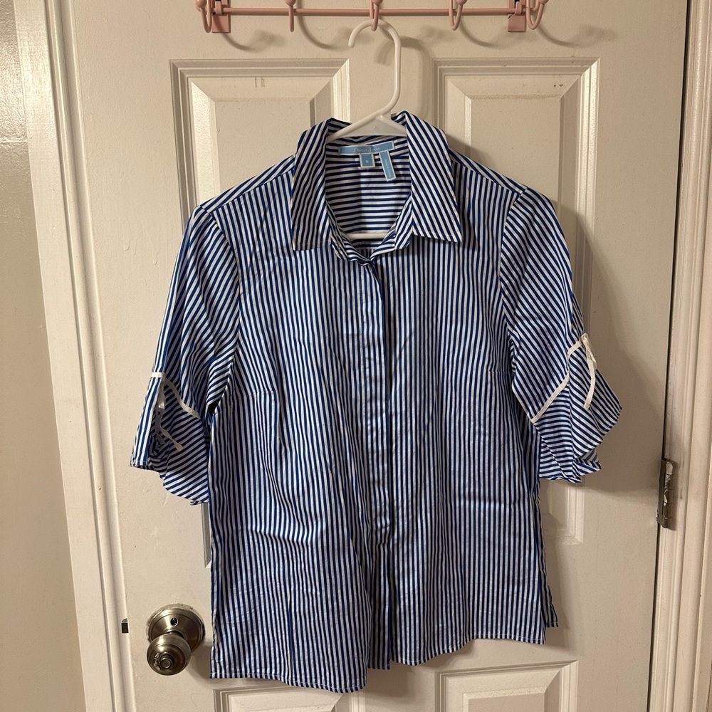 Size 6 short sleeve Draper James blue and white button down shirt